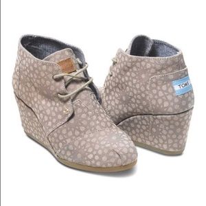 Tom’s desert taupe Moroccan wedge boot